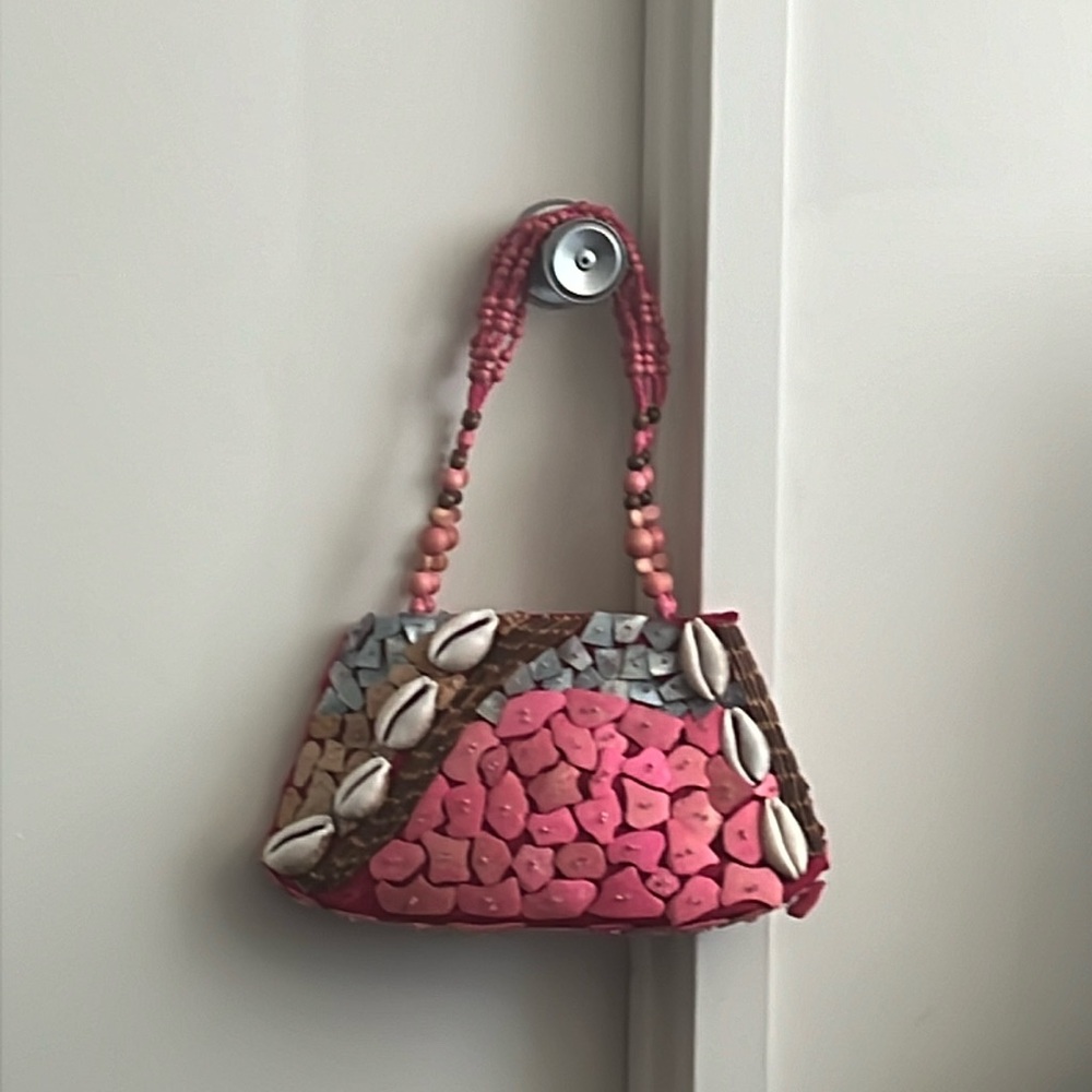 Vantage hand bag. Hand made with real seashells and beads. Brand new.